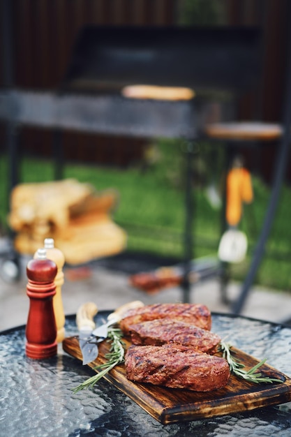 Filete de ternera a la parrilla en el patio trasero