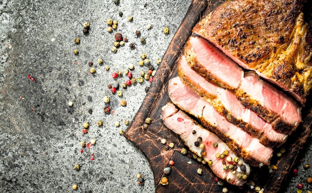 Filete de ternera a la parrilla en una pizarra con especias