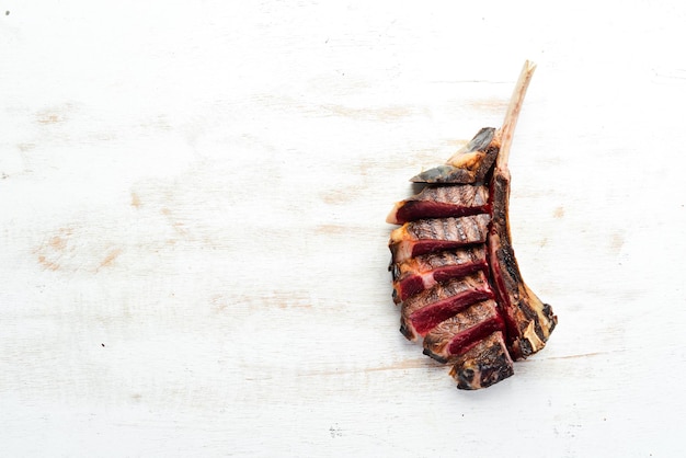 Filete de ternera a la parrilla con romero y especias Vista superior Espacio libre para el texto