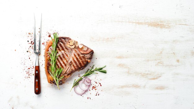 Filete de ternera a la parrilla con romero y especias Vista superior Espacio libre para el texto