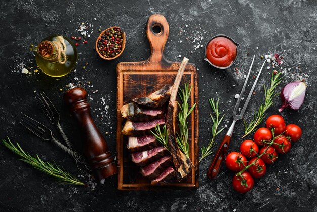 Filete de ternera a la parrilla con romero y especias Vista superior Espacio libre para el texto