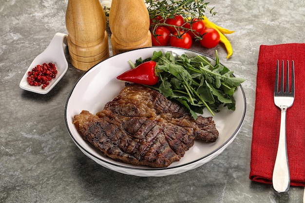 Filete de ternera a la parrilla con rúcula