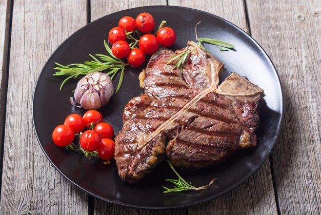 Filete de ternera a la parrilla con tomate y ajo Tbone