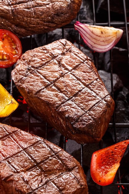 Foto filete de ternera a la parrilla con verduras