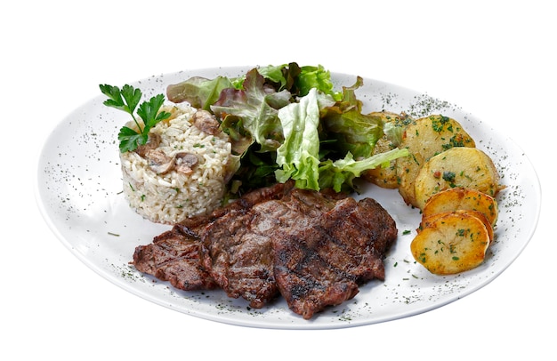 Filete de ternera con patatas y arroz en fondo blanco aislado