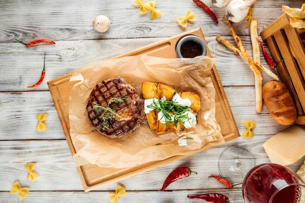 Filete de ternera con patatas asadas y crema agria