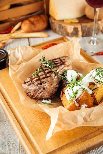 Filete de ternera con patatas asadas y crema agria