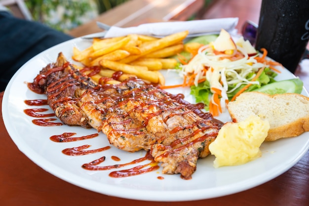 Filete de ternera a la plancha con ensalada en un plato