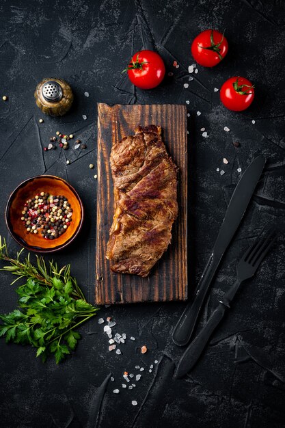 Filete de ternera a la plancha con especias sobre una tabla de madera