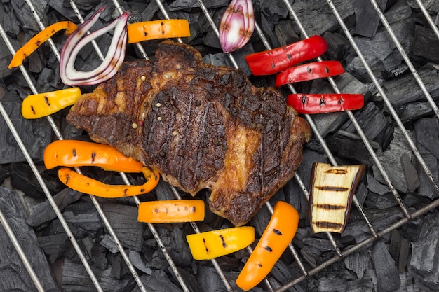 Filete de ternera a la plancha con verduras. Carbón. Fuente natural de proteínas.