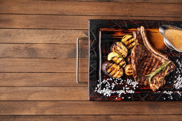 Foto filete de ternera a la plancha con verduras y salsa