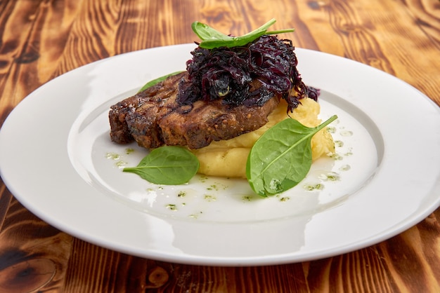 Filete de ternera y puré de papas