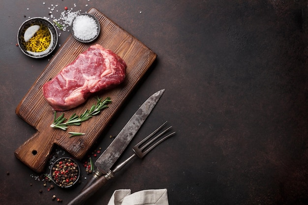 Filete de ternera ribeye crudo cocinando con ingredientes