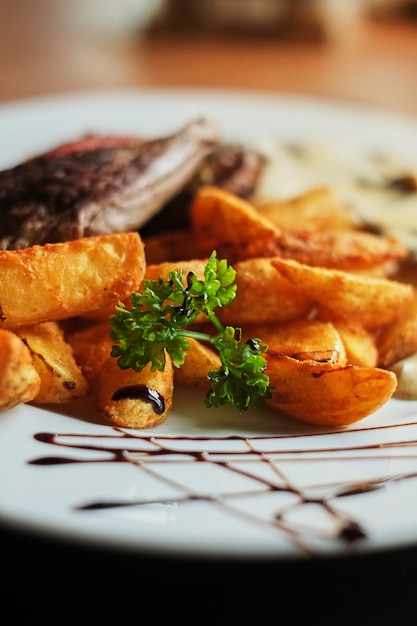 Filete de ternera con salsa de champiñones y primer plano de papas