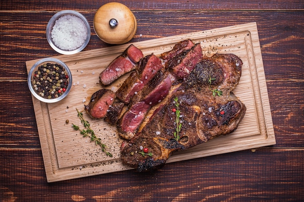 Filete de ternera sobre un fondo de madera