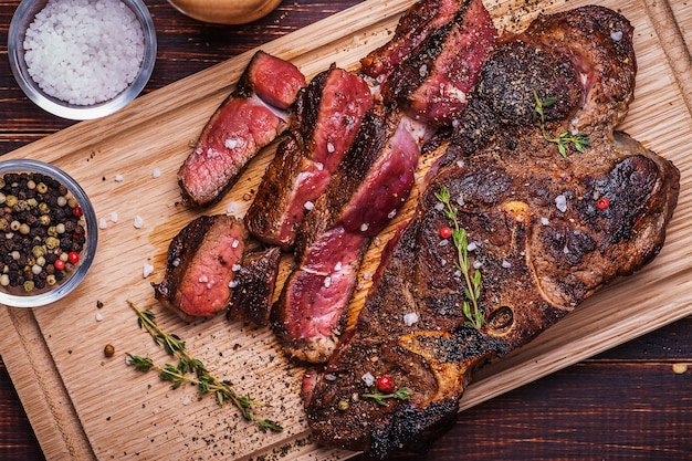 Filete de ternera sobre un fondo de madera