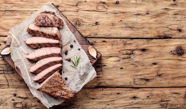 Filete de ternera sobre un fondo de madera