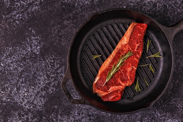 Filete de ternera sobre una superficie oscura