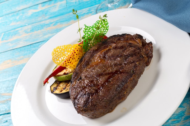 Filete de ternera sobre una tabla de madera