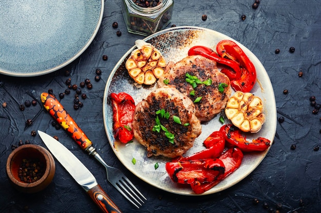 Filete de ternera en tocino con carne picada