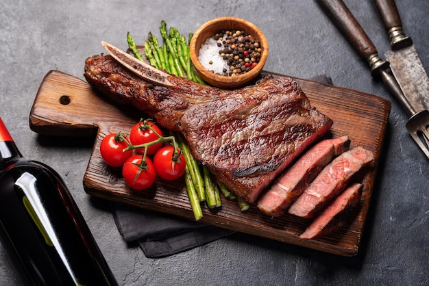 Filete de ternera Tomahawk a la parrilla con espárragos