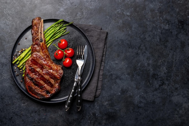 Filete de ternera Tomahawk a la parrilla medio raro con espárragos