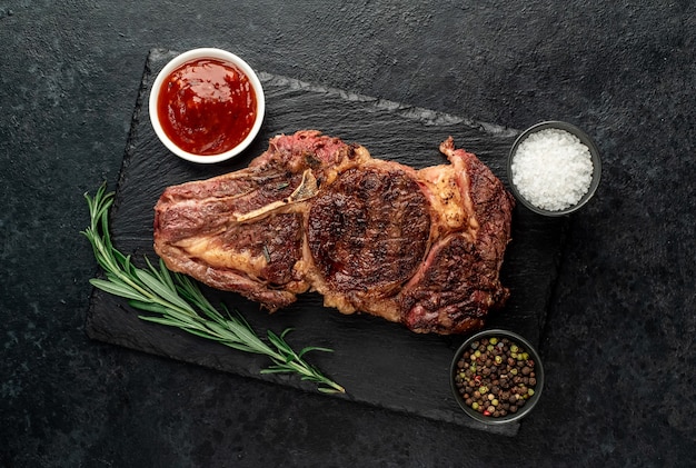 Filete de ternera vaquero a la parrilla sobre fondo de piedra