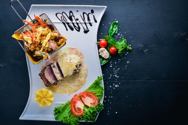 Filete de ternera y verduras a la parrilla Sobre un fondo de madera Vista superior Espacio libre para texto