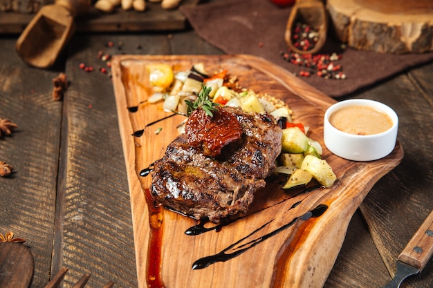 Filete de ternera con verduras en la tabla de madera