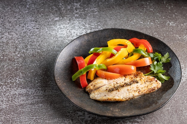 Filete de tilapia a la plancha con especias y pimientos de colores