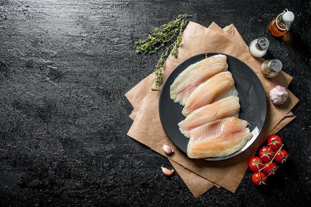 Filete de tilapia en un plato con tomillo y tomates de especias de papel