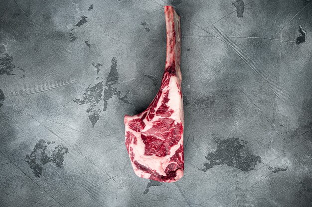 Filete tomahawk de ternera angus negra cruda sin cocer con hueso