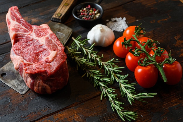 Filete de vaquero crudo en cuchilla