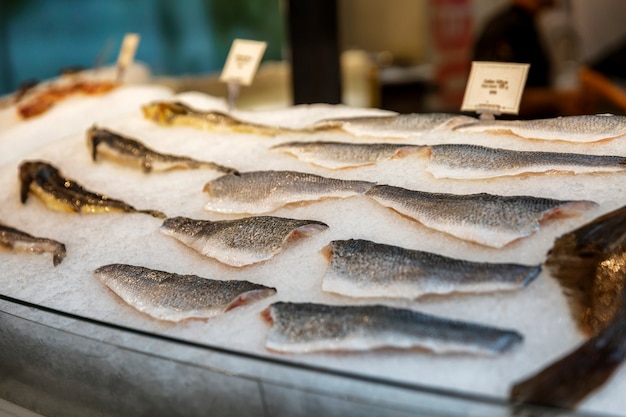 Filete de una variedad de pescado fresco en hielo en una ventana del restaurante. Pesca fresca