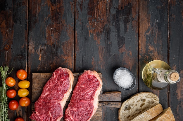 Filete venoso, carne cruda de ternera veteada, sobre la mesa de madera oscura, vista superior