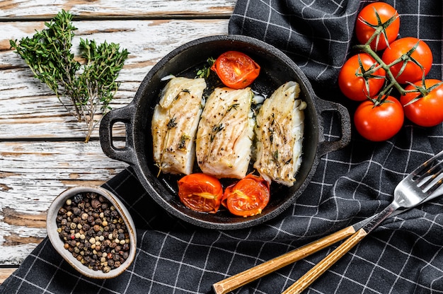 Filetes de abadejo o carbonero a la plancha en una sartén