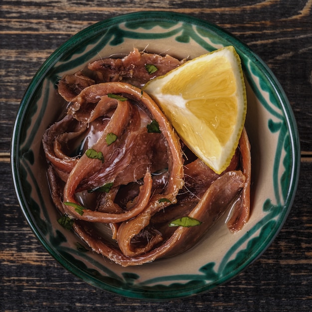 Filetes de anchoa con aceite de oliva y limón.