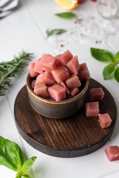 Foto filetes de atún fresco con especias