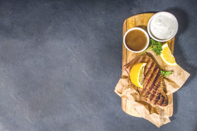 Filetes de atún a la parrilla con especias y limón, concepto de dieta keto de barbacoa