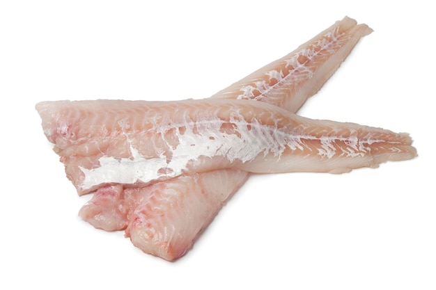 Filetes de bacalao crudos frescos aislados sobre un fondo blanco