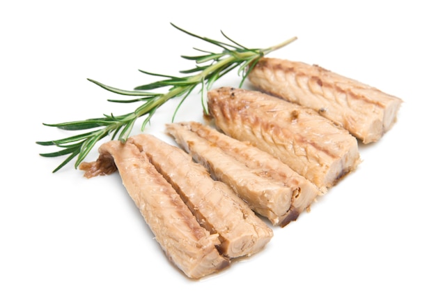 Filetes de caballa aislado sobre fondo blanco.