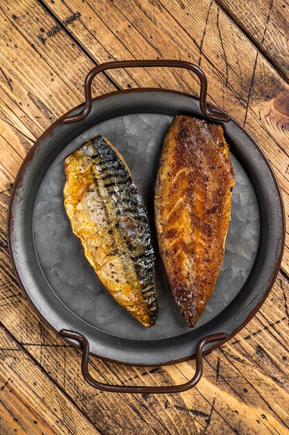 Filetes de caballa a la parrilla al horno Fondo de madera Vista superior