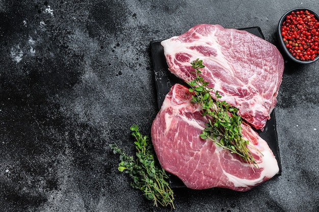 Filetes de carne de cerdo cruda en una placa