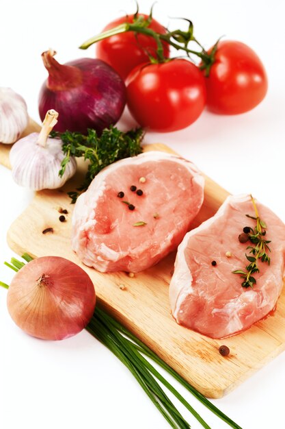 Filetes de carne de cerdo fresca con verduras