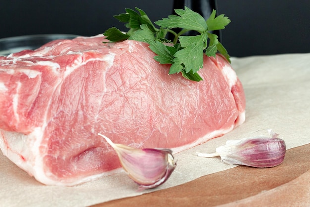 Filetes de carne cruda con ajo y cuchillo de carne en la tabla de cortar de la cocina