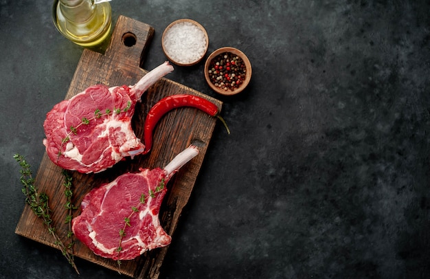 filetes de carne cruda con especias, espacio de copia