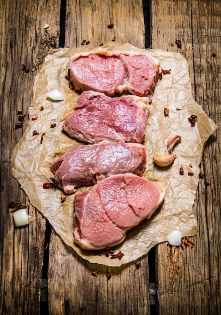 Filetes de carne cruda con especias