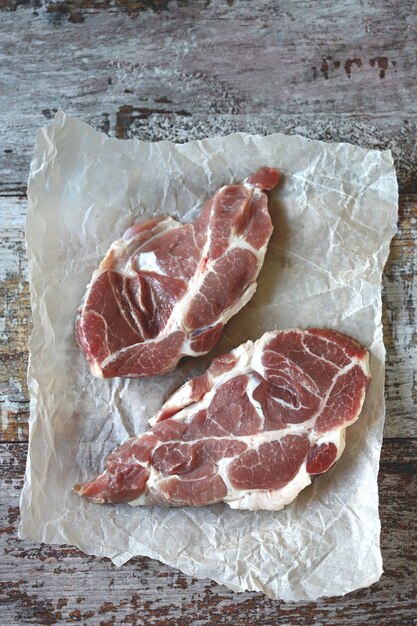 Filetes de carne cruda en papel.