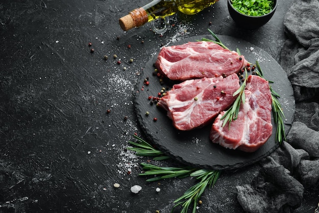 Filetes de carne cruda con romero y especias Vista superior Espacio libre para su texto