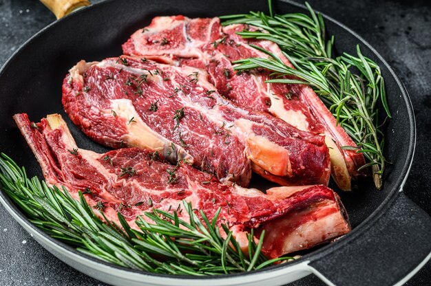 Filetes de carne cruda de ternera en una sartén